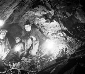 Deux ans avant la fermeture définitive des mines de charbon de St-Martin, le photographe bullois Simon Glasson a réalisé plusieurs clichés dans les galeries, au plus proche des mineurs. PHOTOS GLASSON, MUSÉE GRUÉRIEN, BULLE