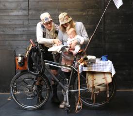 A vélo, Mirabelle, Morgane et Jean-David L’Hoste partiront, le 11 juillet prochain, pour une aventure théâtrale dans toute la Suisse. DR