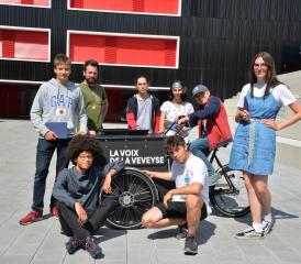 A bord de leur triporteur, des élèves du CO de la Veveyse accueillent les visiteurs de la Méjon Friboua, le village fribourgeois, qui s’est installé à Vevey pendant la Fête des vignerons. VJ