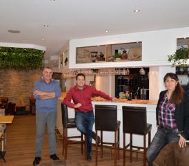 De g. à dr.: Le propriétaire Jean Molina, de Châtel-St-Denis, accompagné des nouveaux gérants Mathieu et Francine Grandjean, de Palézieux. CM