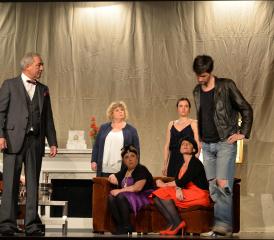 Une soirée de réveillon se voit perturbée par la présence d’un sans-abri, tel est le pitch de la nouvelle pièce des Perd-Vers. VJ