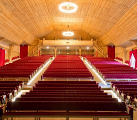 Il faudra attendre au minimum le début du mois de septembre pour voir les bancs du Théâtre du Jorat retrouver leur public. THÉÂTRE DU JORAT