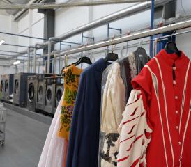 La blanchisserie officielle de la Fête des vignerons, gérée par la société Les Nettoyeurs MCC, s’attend à devoir nettoyer 2000 pièces par jour. Chaque pièce sera munie d’un QR code et rattachée à une personne. PHOTOS VJ