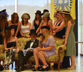 Le directeur Jean-Daniel Nanzer, à la veille de sa retraite, voyant les surprises se succéder, est chaleureusement remercié par toute la communauté éducative et par les autorités. PHOTOS MMS