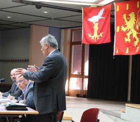 Les syndics d’Essertes et d’Oron René Delessert et Philippe Modoux (debout) étaient côte à côte pour plaider en faveur d’une union entre leurs deux communes. VJ