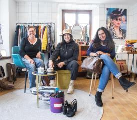 Dorota Di Biase, Ambre Senn et Dina Hossein: les trois visages derrière la boutique d’occasion de vêtements, mobilier, accessoires et décoration Belles et rebelles, à Mézières. RÉGINE GAPANY