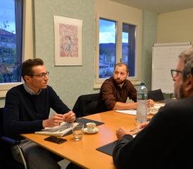 Le second tour s’annonce serré entre le socialiste Romain Richard (à g.), arrivé en tête dimanche, et Yoan Hunziker, PLR, UDC et indépendants de centre droit (à dr.). CM