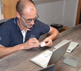Le travail du technicien dentaire qui entend dorénavant offrir un nouveau sourire au patient. MMS