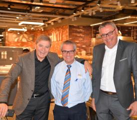 Le directeur de Coop Suisse romande Sissigno Murgia, le gérant de celle de Châtel-St-Denis Carlos Rico et le chef de vente pour les cantons de Fribourg et de Vaud Thierry Boudol (de g. à dr.). CM