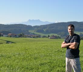 De chez lui, le nouveau syndic de Remaufens Stéphane Dorthe a une vue imprenable sur son village. CM