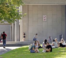 Pour l'Union européenne, les étudiants de l’UE devraient être traités sur un pied d’égalité avec les étudiants suisses concernant les taxes d’études dans les hautes écoles universitaires. ALDO ELLENA/photo prétexte
