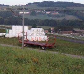 En vue de la votation sur l’introduction d’un Conseil général à Granges, le 27 septembre, des affichent et des slogans sur des balles rondes sont apparus dans le village. VJ