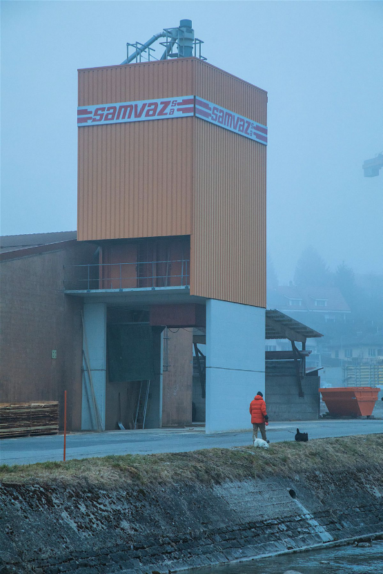 L’usine bois de Samvaz (ci-dessus), implantée dans le quartier du Bourg à Châtel-St-Denis, prévoit de fermer ses portes cette année. L’activité métal, elle, se poursuit sur le site de Pra-de-Plan. RÉGINE GAPANY