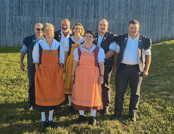 Le comité, de gauche à droite depuis derrière: François Blanc, Jean-Pierre Dumas, Françoise Vial, David Genoud, Christian Menoud, Charlotte Fisler et Christiane Hübscher. LÈ TAKOUNÈ