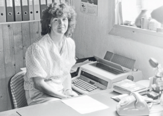 Denise Destraz, à ses débuts en 1985, travaille en son bureau du secrétariat Scriba à Vuarat. STUDIO CURCHOD