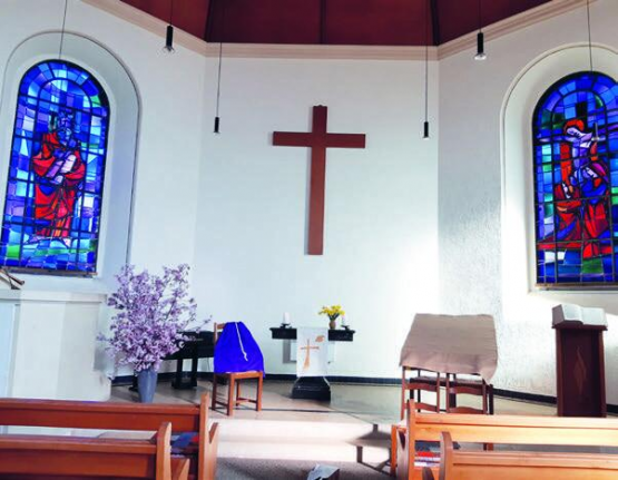 Après près de trois heures de marche, les paroissiens ont assisté à l’aube dans l’église de Maracon. VÉRONIQUE ROSSELET