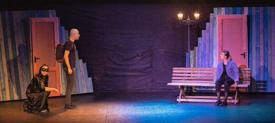 Soizic Lugon dans le rôle de Anna, Adrian Maurer dans celui d’Ali et Aurélie Turrian, ici dans celui de l’instinct (à g.) évoluent sur scène alors que Valentin Savio gère le son et les lumières. RÉGINE GAPANY