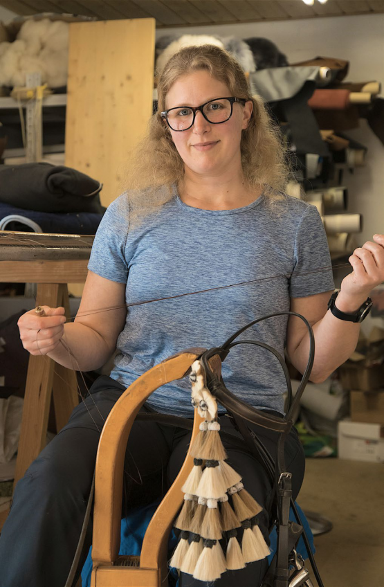 Stéphanie Dufresne prend garde à la température de son atelier, qui ne doit être ni trop chaud, ni trop sec pour ses cuirs, notamment les naturels, dont elle apprécie particulièrement la couleur. RÉGINE GAPANY