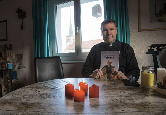 L’Abbé Dominique Rimaz vit depuis trois ans à Semsales, dans son appartement au dernier étage avec son chat et vue sur l’église. RÉGINE GAPANY