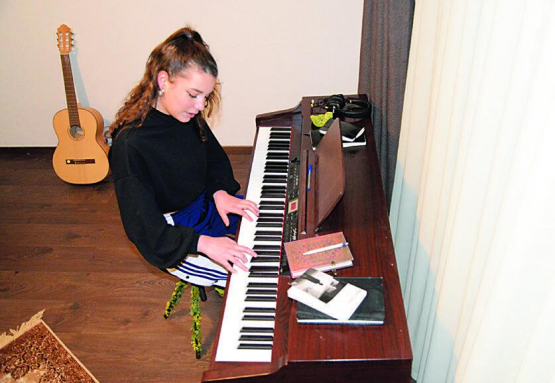 C’est déjà sur ce piano qu’Esmė a composé ses premières chansons à l’âge de six ans. Elle vivait alors en Belgique. LE MESSAGER