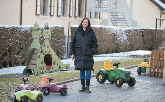 Ursula Colliard et ses collègues profitent tous les jours et par tous les temps du jardin de l’école maternelle du centre de Châtel-St-Denis avec les enfants. RÉGINE GAPANY