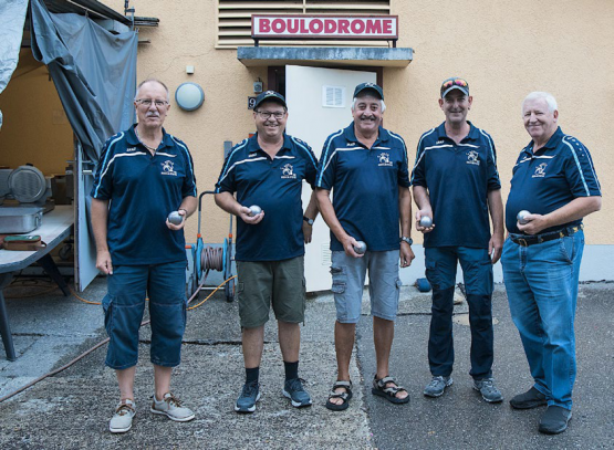 Jean-François Silva, au centre, entouré des quatre autres membres du comité en exercice. RÉGINE GAPANY – ARCHIVE