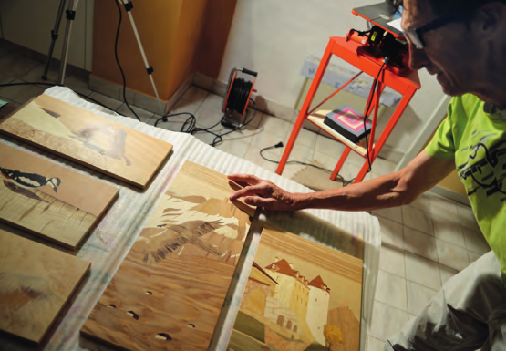 Sandrino Dolci, décrivant l’une de ses œuvres, indique qu’il s’agit d’un gypaète de Derborence volant devant la Quille du Diable, éperon rocheux au-dessus de Sion. CM