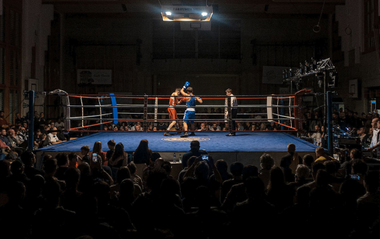 Ancien boxeur professionnel, le Veveysan Bertrand Bossel (en blanc) a arbitré le meeting du BC Châtel pour la dixième fois, samedi soir, à Palézieux. PHOTOS CHLOÉ LAMBERT