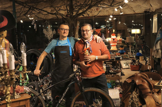 Christophe et son frère le bronzier d’art Jean-Marc Dereix dans leur magasin d’Oron. LEÏLA KRAFTSIK