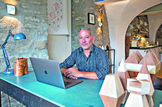 Le sculpteur Christian Pauchon a pris de la hauteur en s’installant il y a dix ans à Semsales. PHOTOS R ÉGINE GAPANY