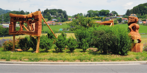 Le rond-point du Genévrier, à la sortie de l’autoroute à St-Légier, a été embelli des œuvres de Philippe Alibert. VJ