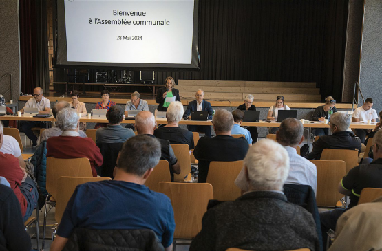 La syndique Noémie Berthoud a débuté l’assemblée communale de mardi en évoquant l’instruction préliminaire. RÉGINE GAPANY
