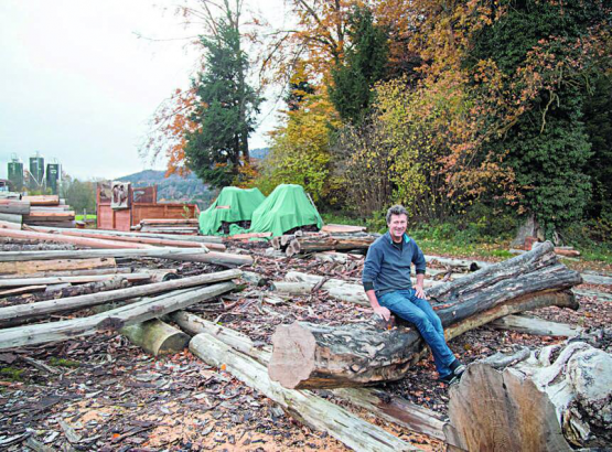 L’Attalensois Philippe Alibert n’est jamais aussi heureux qu’avec une tronçonneuse dans la main. RÉGINE GAPANY
