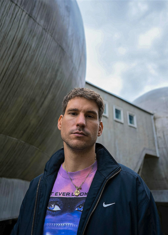 Jon Monnard a grandi à Châtel-St-Denis. Il vit désormais entre la Suisse et Berlin. SÉBASTIEN CODONI