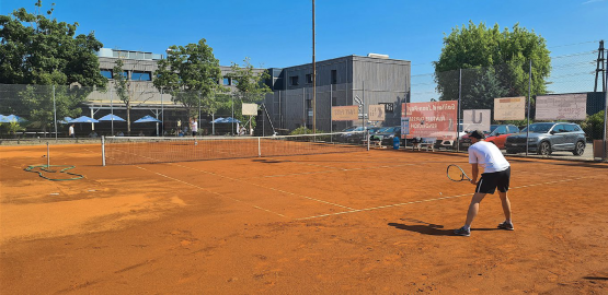 Damien Zwahlen (au premier plan) a participé au tournoi dimanche, avant de vite rejoindre sa compagne et leur fils nouveau-né à la maternité. Ci-dessous Jordan Van Woerden, Laurent Vilain (responsable interclubs au TCLP), Joël Veri, Loris Charrière (capitaine), Romain Peytrignet, Mathéo Grandchamp et Kamil Jurgielewicz. DR