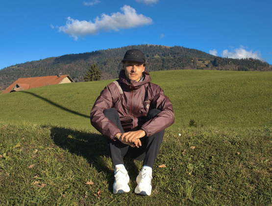 William Déglise devant le Teysachaux dans les nuages (à droite). Une montagne importante qu’il a gravie un nombre incalculable de fois. THOMAS RAEMY