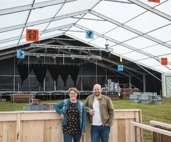 Anne Dénervaud et Simon Helfer se réjouissent du beau temps afin que les visiteurs du 72e Giron des musiques de la Veveyse puissent profiter, notamment, du magnifique bassin en bois et de son eau potable. RÉGINE GAPANY