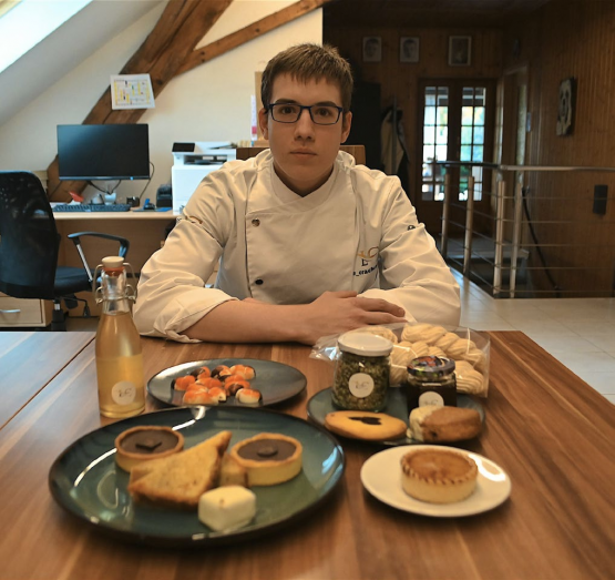 Mathéo Grandchamp terminera son apprentissage Chez Gilles dans moins d’une année. THOMAS CHRISTEN