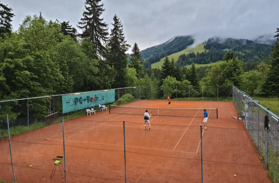 Sis au centre de la station des Paccots, à 1050 mètres d’altitude, le club de tennis local possède deux courts en revêtement quatre saisons. LORIS CHARRIÈRE