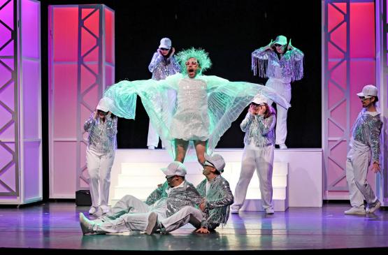 Ramené à la vie par une équipe de chercheurs chevronnés, le papy devient très vite la star d’un monde exalté dominé par les réseaux sociaux et les médias. © André Capel