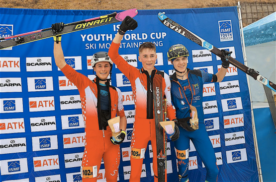 Malik Uldry, au centre, s’est distingué en allant chercher la première marche du podium lors des deux courses du week-end. KARL POSCH