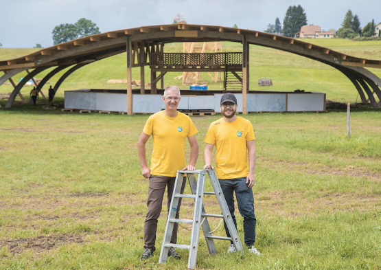 Christian Rouiller et le président de la jeunesse de St-Martin au logo de la rose des vents, Maël Vial, en pleins préparatifs du 27e Giron des jeunesses veveysannes. RÉGINE GAPANY