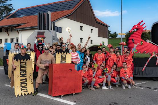 Comme d'autres jeunesses veveysannes, celle de Tatroz se mobilise pour aider leurs aînés. Arch. Mess.