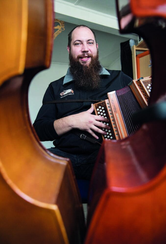 Samedi, Marc Charrière organise une journée d’initiation dédiée à la schwytzoise, ce fameux petit accordéon suisse. ARCH – A. VULLIOUD/LA GRUYÈRE