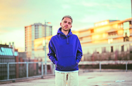 Le Veveysan Laurent Mottis a trouvé le style musical qui lui correspond: «Pop électro, avec des insertions vintage et une mélodie joyeuse et entraînante.» DR