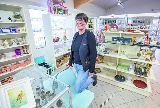 Laurence Jaccoud, accompagnée d’idéalement quatre employés temporaires, tient la boutique de seconde main Coup d’Pouce depuis presque sept ans. PHOTOS RÉGINE GAPANY