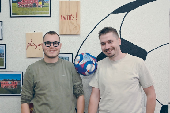 Après trois mois de présidence, Thibault Deillon et Loïc Dunand (à droite) travaillent pour garder le club sain et familial. THOMAS RAEMY