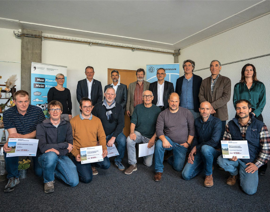 Guillaume Savoy, du Domaine de Crévy (en bas à dr.), a reçu au nom de la future association ou coopérative un des six prix de l’Etat de Fribourg. DR