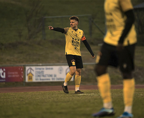 Le FC Châtel-Saint-Denis manque encore de maturité dans le jeu, estime le défenseur Louis Savoy, ici contre US Collombey-Muraz. ARNAUD SAVOY