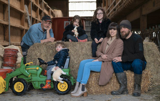 La famille Marc et Mathieu Piccand, de Saint-Martin, a pris la pose pour le projet. ALAIN WICHT & AGRI FRIBOURG